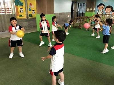 泉江小学体育器材室装备齐全，供学生锻炼使用，小学体育设施器材配备标准